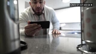 Az óriás keblű bejárónő megdöngetve