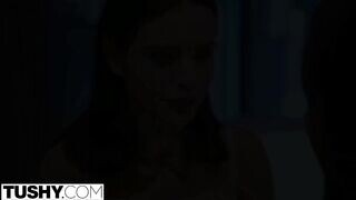 Lana Rhoades seggét egy barna krapek bassza