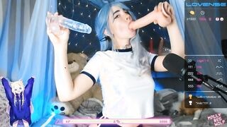 Tini csaj kettő műbrét szop