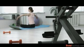Jogázó tini kis csajt dug hátsó bejáratba az edő