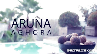Aruna Aghora kicsike puncija finoman megrakva