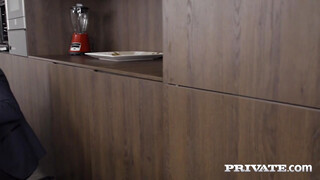 Private - Mona Blue borotvált pinája meghágva