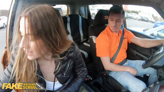Fake Driving School - Eveline Dellai lovagol a jogsi oktató káróján