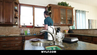 Mylf - Cali Lee a gyönyörű kolumbiai milf