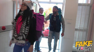 Fake Hostel - Latin lány a pasija előtt szexel
