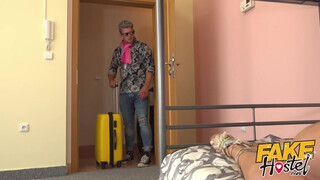 Fake Hostel szűk pinájú olasz lány és dupla farok