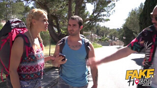 Dupla csávó keféli a turista sunát - Fake Hostel