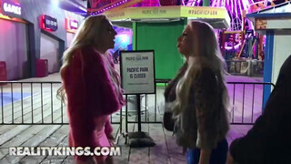 Reality Kings - Carmen Caliente & Kendra Sunderland letámadnak egy férfit