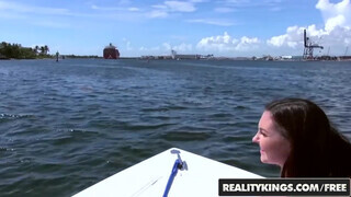 Reality Kings - Bella Baby segge is megdöngetve
