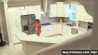 Reality Kings - a latinos latin amerikai Bianka méretes segge megdöngetve