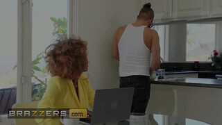 Brazzers - Demi Sutra befogadja a fehér pélót