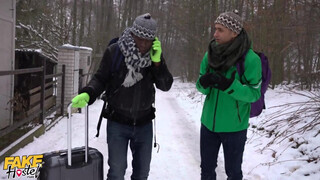 Méretes kannás tini lány és a turista srácok - Fake Hostel