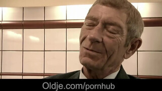 Magyar pornós lány közösül vén sráccal - Oldje