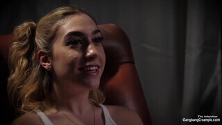 Orgia creampie - világos szőke csajszi alig kap levegőt a faszoktól
