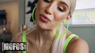 MOFOS - Abella Danger szőrös pinája bekúrva