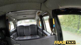 Fake Taxi - ausztrál lány a szabadban is szereti csinálni