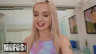 MOFOS - Lexi Lore alaposan hátsó bejáratba tolva
