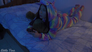 Gamer latina lány hátsó bejáratba kefélve
