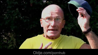 Idős tata análba reszeli a fullos tinit