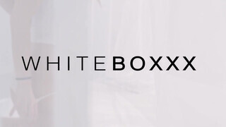 WhiteBoxxx - Naomi bevállalja a méretes pélót