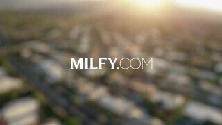 MILFY - Lexi Luna kefél a szerelő csávóval