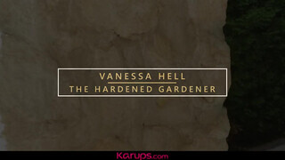 Karups - Vanessa Hell a kicsike mellű milf