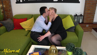 Felizgult hatalmas cickós háziasszony