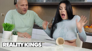 REALITY KINGS - Kira Queen a szomszéd hapsival baszik
