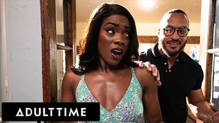 Unatkozó feleség Ana Foxxx párnán dug és megdugja kedvelő férje!