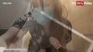 Lina Love mellbimbós lány masturbál közkonyhában