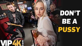 Bátor világos szőke pornósztár kúrja idegen krapekot a bárban