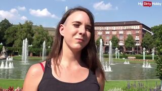 Német turista csaj kültéri anális baszása