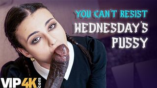 Lispy wednesday dugta a nevelő apa hatalmas faszát mint egy igazi kutyaként