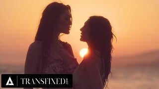 Alkonyat után durva baszás: Tori Easton durván megdugja Charlotte Sins bikini babát