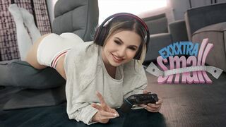 Kicsike tini lány Aria Banks elkapja magas mostohabátyját Chris Epicet, aki a szobájában veri a pöcse