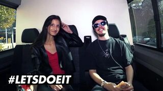 Vékony fekete Coco Kiss pénzért cumizza a hatalmas néger fazt az autóban