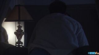 Tini lány cumizik és lovagol a farkon ágyban lefekvés előtt