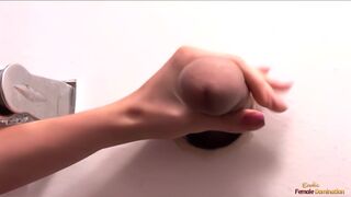 Magányos milf puncit simogatja mielőtt három glory hole dákót kényeztet egyszerre