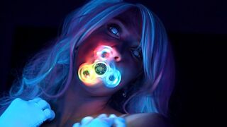 Neon fénylő tini lány csábít faszodat tökéletes testével