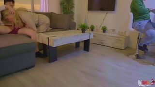Mostohaanya cidázza a nevelő fia farkát és análba reszelik a férje háta mögött
