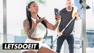 Dögös Kolumbiai MILF Mariana Martix Keményen Meghágva az Asszisztens által a LetsDoeIt Csatornán