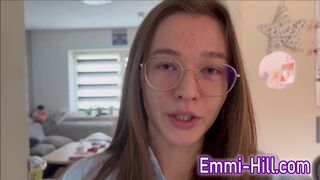 Kinti spriccelés! 18 éves vékony tini reszeli méretes punciját a szabadban, amíg el nem élvez
