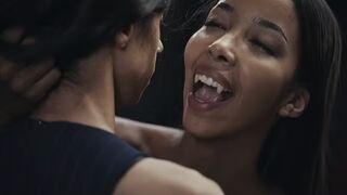 Ebony Vampire Mistress Lia Lin elcsábít egy kolumbiai méretes kannás tini kis csajt a Vampired kemény domina játékában