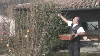 Fullos világos szőke tini amatőr popsiba rakva és szájba spriccelve méretes farasszal