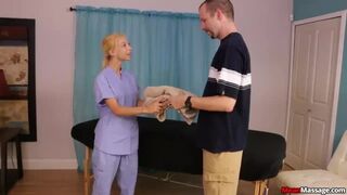 Világos Szőke tini kemény boldog befejezést kínál ügyfelének a Nookiesnál