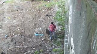 Krissy Kage néger hajjal durván rakva az elhagyott épületben